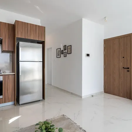 Taupe's 2-bedroom In * Larnaca