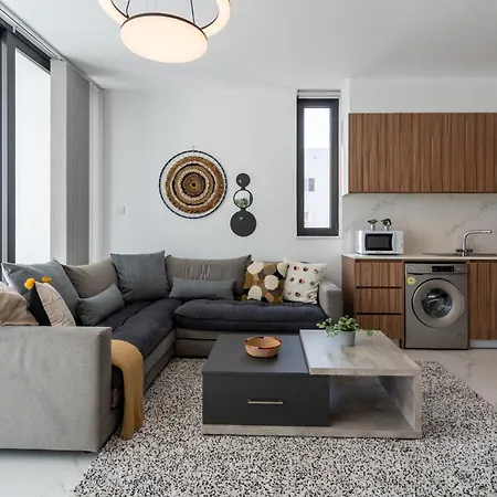 Taupe's 2-bedroom In Lárnaca