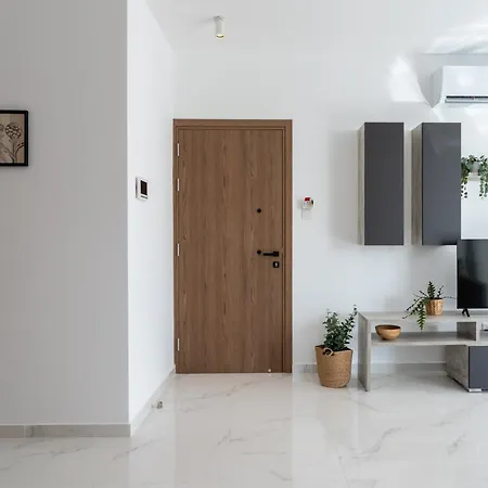 شقة Taupe's 2-bedroom In لارنكا